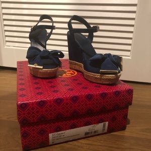 Tory Burch Navy Blue Penny Bow Wedge - size 6
